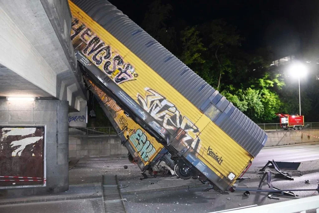 Două trenuri de marfă s-au ciocnit pe un pod din München: Vagoane căzute pe șosea, un om a murit (Video)