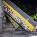 Două trenuri de marfă s-au ciocnit pe un pod din München: Vagoane căzute pe șosea, un om a murit (Video)