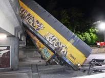 Două trenuri de marfă s-au ciocnit pe un pod din München: Vagoane căzute pe șosea, un om a murit (Video)