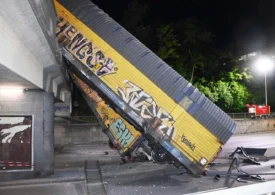Două trenuri de marfă s-au ciocnit pe un pod din München: Vagoane căzute pe șosea, un om a murit (Video)