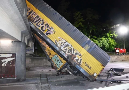 Două trenuri de marfă s-au ciocnit pe un pod din München: Vagoane căzute pe șosea, un om a murit (Video)
