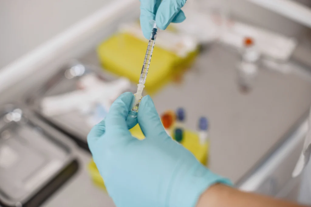 Un vaccin care promite să „întinerească” sistemul imunitar, testat pe oameni. Ar putea ajuta în cancer, HIV și demență
