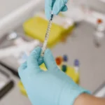 Un vaccin care promite să „întinerească” sistemul imunitar, testat pe oameni. Ar putea ajuta în cancer, HIV și demență