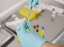 Un vaccin care promite să „întinerească” sistemul imunitar, testat pe oameni. Ar putea ajuta în cancer, HIV și demență