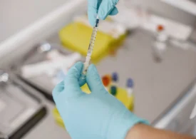 Un vaccin care promite să „întinerească” sistemul imunitar, testat pe oameni. Ar putea ajuta în cancer, HIV și demență