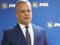 PSD ar urma să se întâlnească marți după-amiază cu premierul desemnat Adrian Veștea. Întâlnirea, după ce expiră ultimatumul dat de PNL pentru ca Veștea să-și depună mandatul și după ce UDMR își stabilește poziția la votul de învestitură