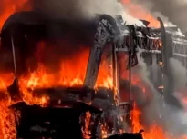 Noapte de teroare la Belfast: Imagini incredibile cu protestatari mascați care au incendiat autobuze, mașini și case (Foto&Video)