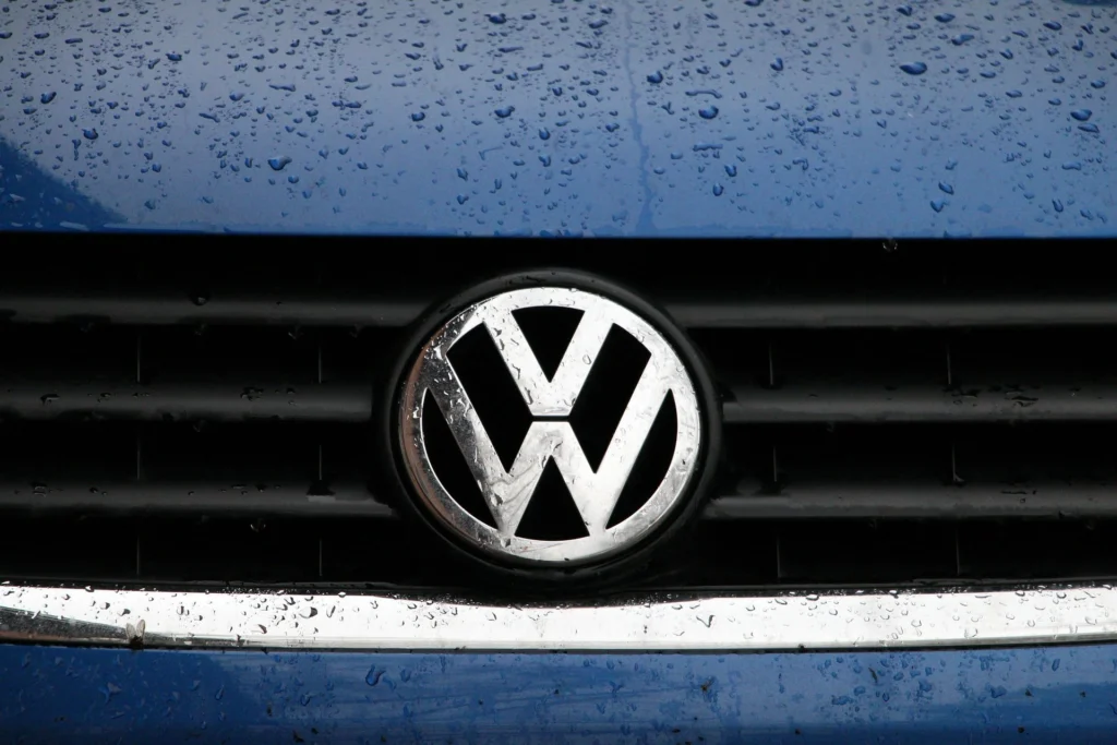 Volkswagen pregătește cea mai amplă restructurare din istoria sa: până la 100.000 de concedieri și închiderea a patru fabrici