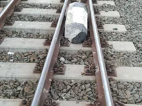 Un element de beton a fost așezat pe calea ferată în Gara Constanța, fiind lovit de un tren. Se putea produce deraierea