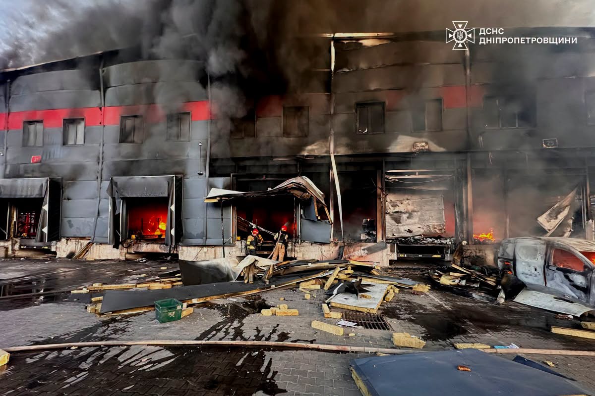 Ziua 1595 Peste 430 de drone către Moscova. Incendiu la o instalație Gazprom din Belgorod. Kievul e în doliu. Trump zice că Putin vrea să încheie războiul