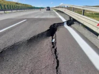 Alunecarea de teren de pe A10. CNAIR explică de ce nu a mutat traficul pe celălalt sens al autostrăzii: Siguranța nu se negociază