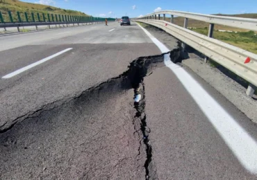Alunecarea de teren de pe A10. CNAIR explică de ce nu a mutat traficul pe celălalt sens al autostrăzii: Siguranța nu se negociază