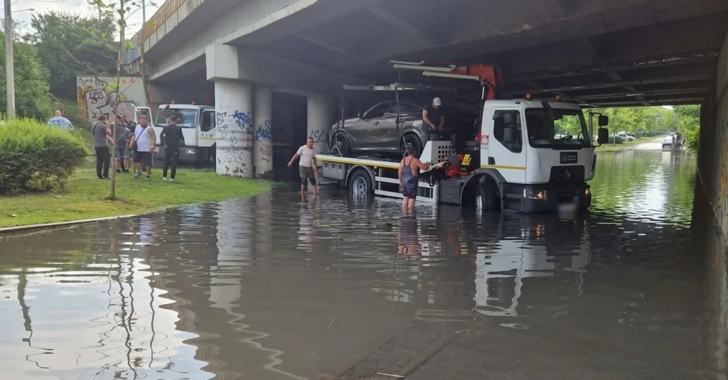 De ce s-a inundat Bucureștiul. Explicațiile Apa Nova: Ploaia care vine o dată la 40 de ani și canalizarea sub presiune, într-un oraș tot mai betonat