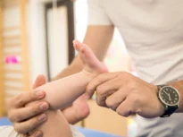 „Pictează primii pași ai copiilor” – „Licitația de fapte bune” susține Asociația KinetoBebe și programul acesteia, #BurseDeTerapie