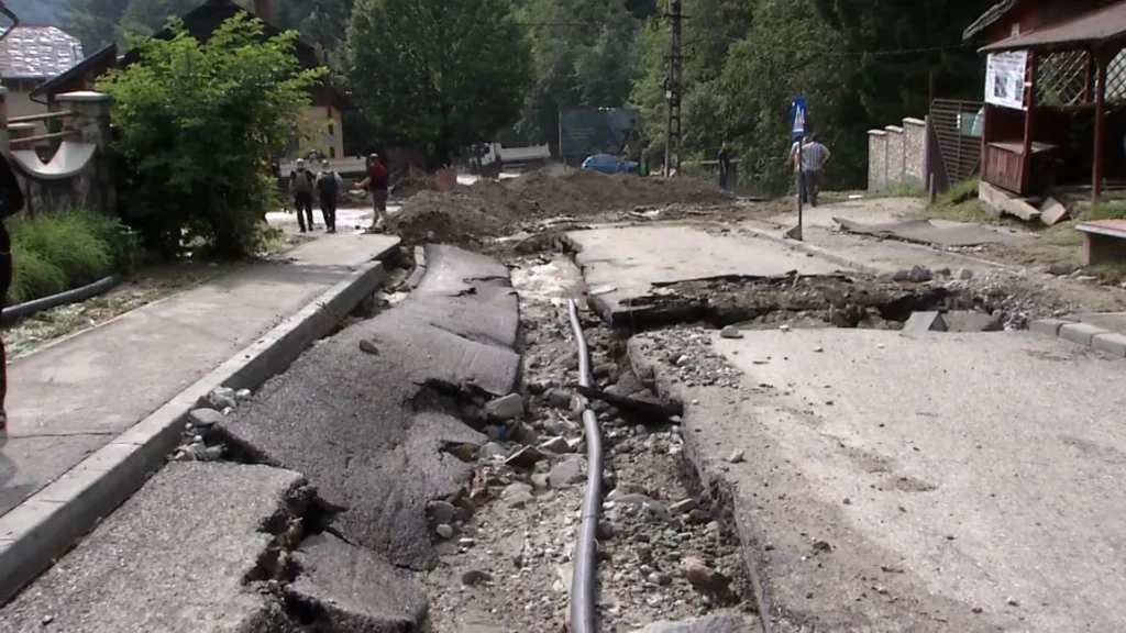 DN 1 a fost blocat pentru a doua oară în ultimele 24 de ore, din cauza acumulărilor de apă de pe șosea (Foto&Video)