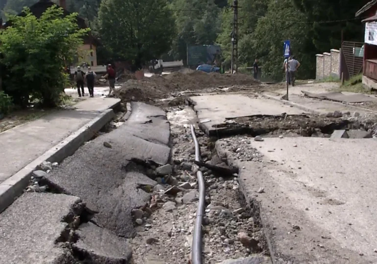 DN 1 a fost blocat pentru a doua oară în ultimele 24 de ore, din cauza acumulărilor de apă de pe șosea (Foto&Video)