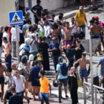Situație dramatică, după ce frontiera Spaniei s-a prăbușit: 9 migranți morți. Mii de africani au invadat Ceuta și ocupă cu forța casele oamenilor. Premierul a trimis armata și se duce personal (Video)