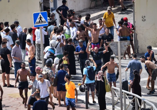 Situație dramatică, după ce frontiera Spaniei s-a prăbușit: 9 migranți morți. Mii de africani au invadat Ceuta și ocupă cu forța casele oamenilor. Premierul a trimis armata și se duce personal (Video)