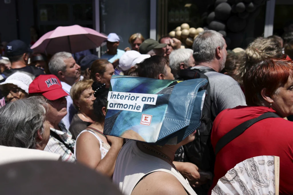 Îmbulzeală la deschiderea unui magazin din București care promitea ulei la 2 lei, sare la 1 leu și reduceri de 90%. O femeie – luată cu Ambulanța, jandarmii au ridicat garduri (Video&foto)
