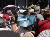 Îmbulzeală la deschiderea unui magazin din București care promitea ulei la 2 lei, sare la 1 leu și reduceri de 90%. O femeie – luată cu Ambulanța, jandarmii au ridicat garduri (Video&foto)