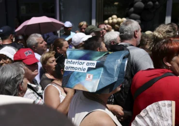 Îmbulzeală la deschiderea unui magazin din București care promitea ulei la 2 lei, sare la 1 leu și reduceri de 90%. O femeie - luată cu Ambulanța, jandarmii au ridicat garduri (Video&foto)