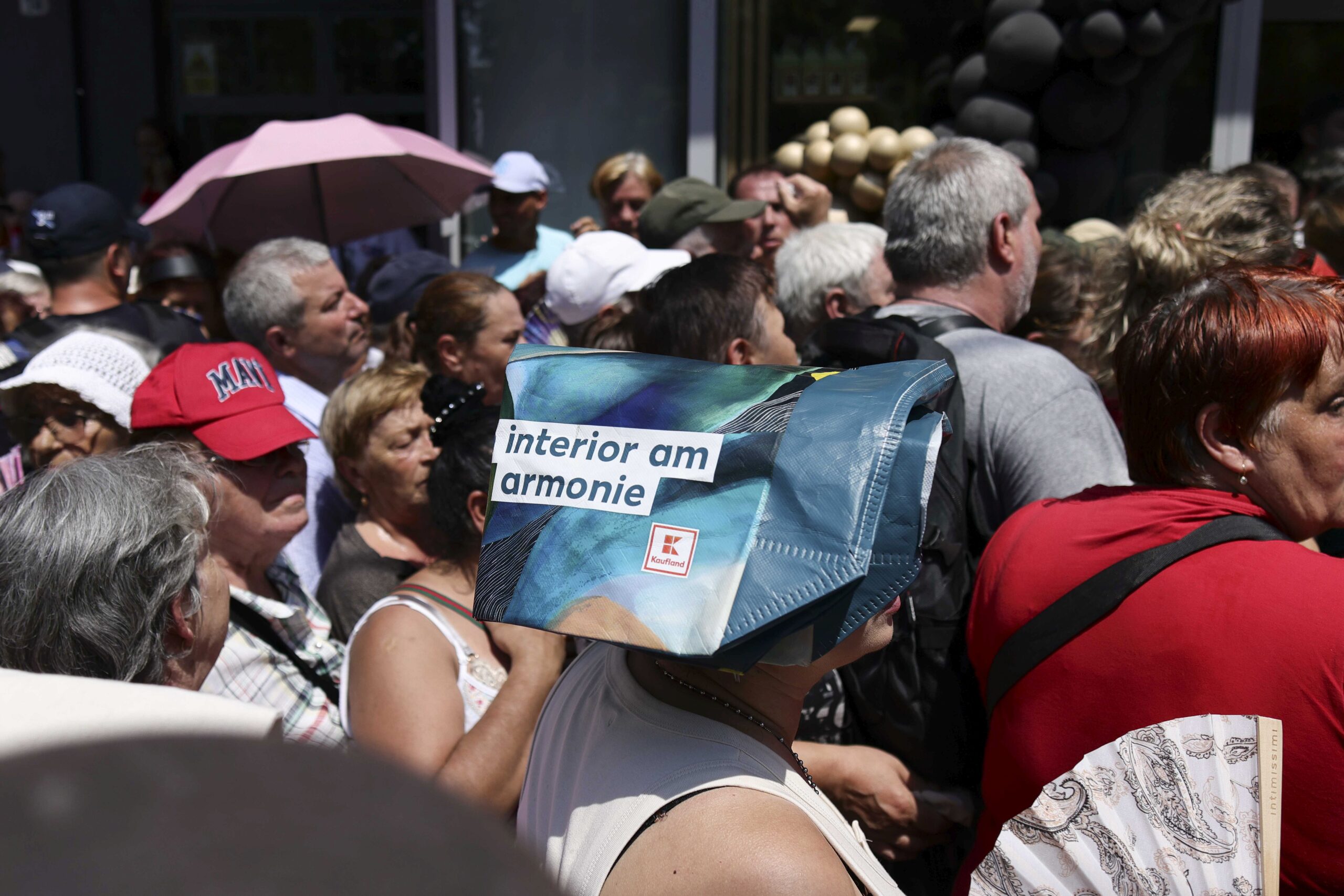 Îmbulzeală la deschiderea unui magazin din București care promitea ulei la 2 lei, sare la 1 leu și reduceri de 90%. O femeie - luată cu Ambulanța, jandarmii au ridicat garduri (Video&foto)