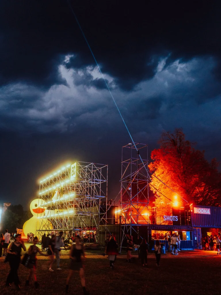 „Electric Castle” s-a încheiat grandios. Keanu Reeves a urcat pe scena principală de la Bonțida