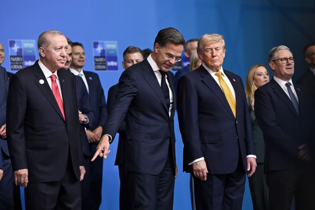 New York Times: Lumea începe să se desprindă de America. Iar consecințele se văd deja