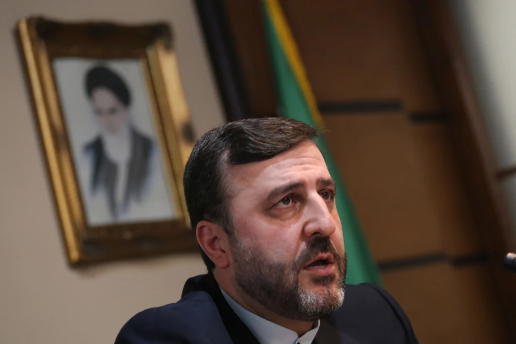 Iranul își suspendă angajamentele din acordul cu SUA. Khamenei amenință cu „lecții de neuitat” și zice că semnătura lui Trump e lipsită de valoare