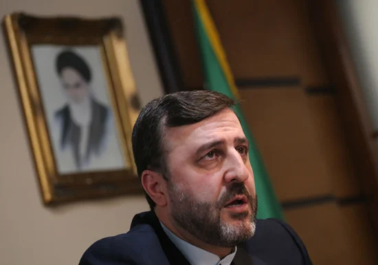 Iranul își suspendă angajamentele din acordul cu SUA. Khamenei amenință cu „lecții de neuitat” și zice că semnătura lui Trump e lipsită de valoare