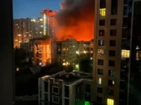 Atac puternic asupra Kievului cu rachete balistice și drone. 20 morți, aproape 100 de răniți, mai multe blocuri sunt în flăcări (Foto & Video)