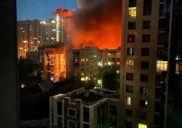 Atac puternic asupra Kievului cu rachete balistice și drone: 10 morți, peste 50 de răniți, mai multe blocuri sunt în flăcări (Foto & Video)