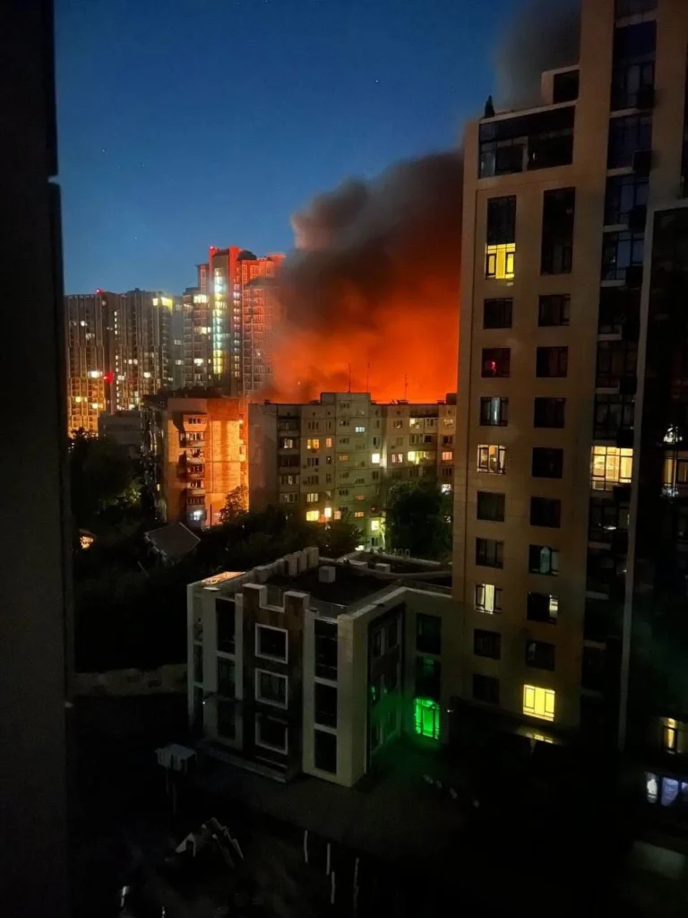Atac puternic asupra Kievului cu rachete balistice și drone. 20 morți, aproape 100 de răniți, mai multe blocuri sunt în flăcări (Foto & Video)