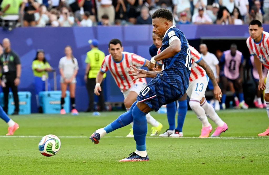 Presa franceză dă de pământ cu arbitrul meciului Franța – Paraguay de la Cupa Mondială, pe care îl notează cu 1: „Crima aproape perfectă!”