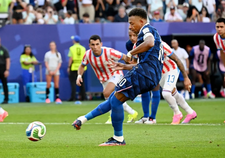 Presa franceză dă de pământ cu arbitrul meciului Franța - Paraguay de la Cupa Mondială, pe care îl notează cu 1: „Crima aproape perfectă!”