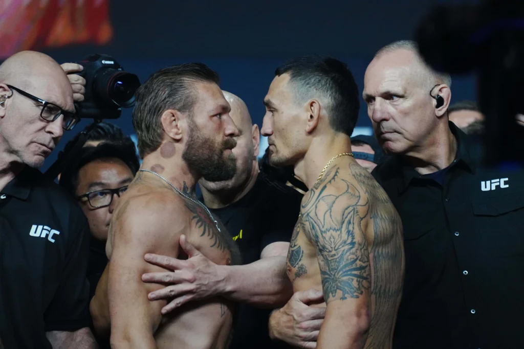 Conor McGregor a rezistat doar 63 de secunde în ring la revenirea sa în gala de UFC cu Max Holloway: ”Trăiesc un iad!”