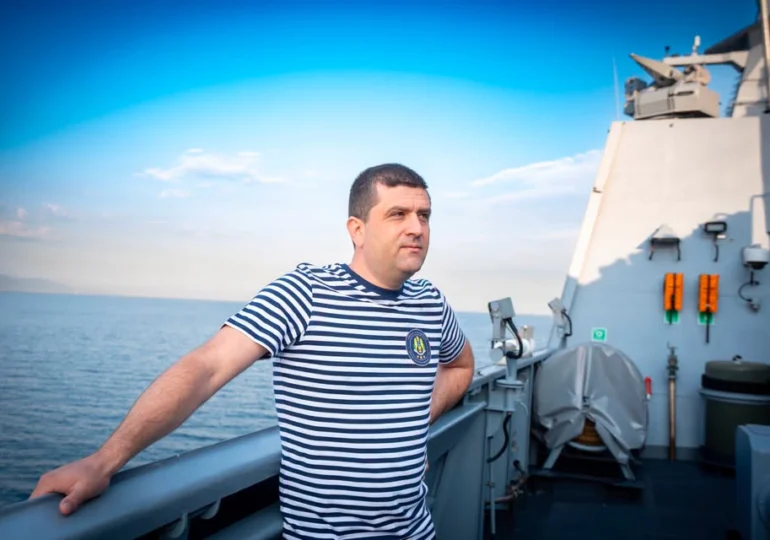 Radu Miruță și-a făcut pictorial de marinar pe noua corvetă a României (Galerie foto)