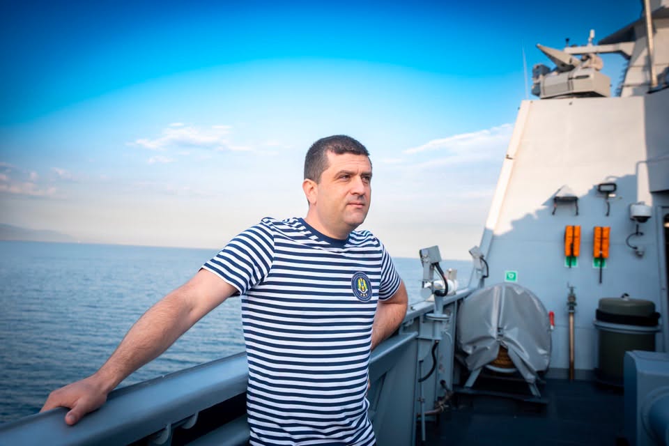 Radu Miruță și-a făcut pictorial de marinar pe noua corvetă a României (Galerie foto)