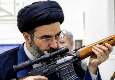 Liderul suprem al Iranului promite că va răzbuna uciderea tatălui său, Ali Khamenei