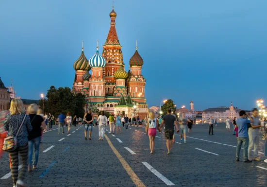 Rușii scot miliarde din bănci și revin la numerar. Atacurile ucrainene și taxele mai mari pun presiune pe economia de război