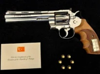 Ce se întâmplă cu pistolul primit cadou de Nicușor Dan de la Erdogan. Anunțul Administrației Prezidențiale