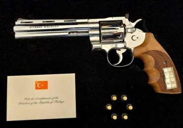 Ce se întâmplă cu pistolul primit cadou de Nicușor Dan de la Erdogan. Anunțul Administrației Prezidențiale