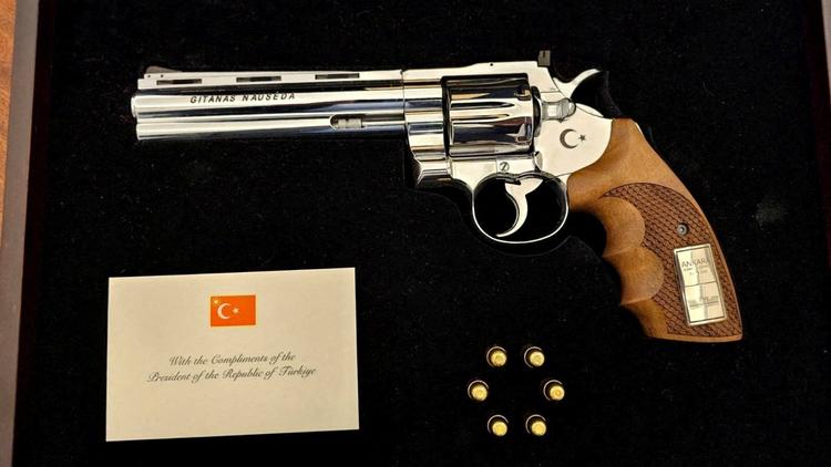 Ce se întâmplă cu pistolul primit cadou de Nicușor Dan de la Erdogan. Anunțul Administrației Prezidențiale