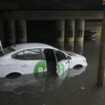 Autoturisme acoperite de apă în pasajul Poligrafiei. Pompierii au înotat pentru a căuta victime (Foto & Video)