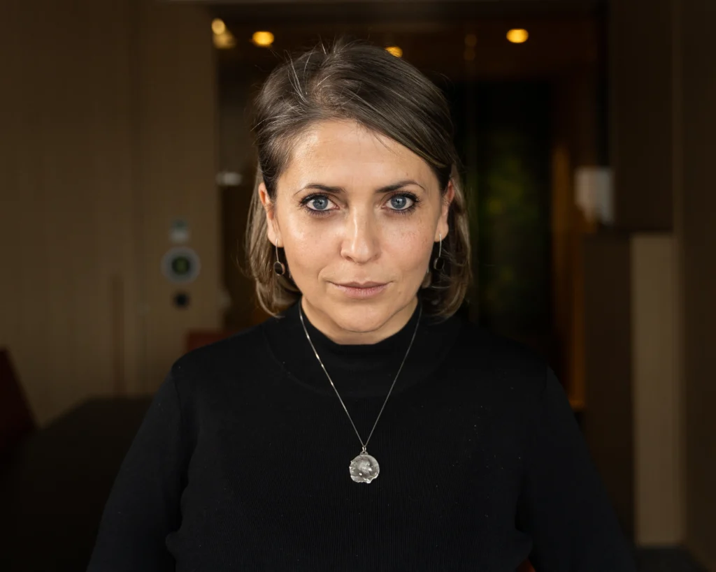 80% dintre tinerii români spun că nu își permit o locuință proprie. Costul vieții de zi cu zi rămâne principala preocupare, urmat de instabilitatea politică și de corupție – studiu Deloitte