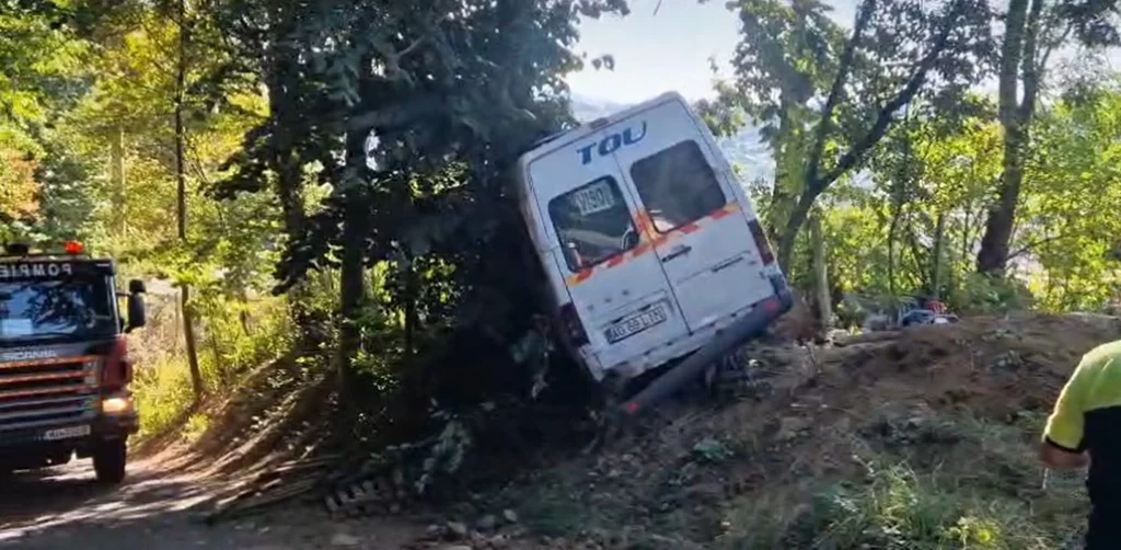 Microbuzul lui Dinamo 2, implicat într-un accident grav: Adrian Ropotan, resuscitat. Maseurul echipei a murit, șoferul a suferit un infarct