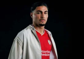 Transfer oficial: Un fotbalist român a ajuns în Anglia