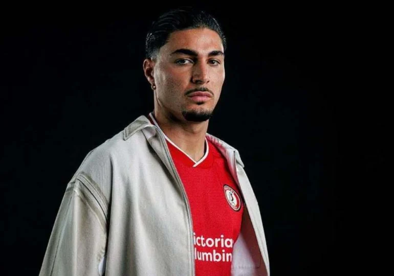 Transfer oficial: Un fotbalist român a ajuns în Anglia