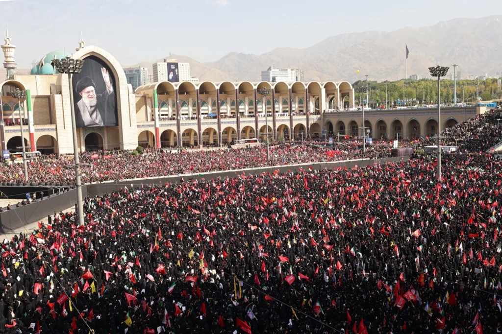 Mii de iranieni la funeraliile ayatollahului Ali Khamenei: Lacrimi, pumni în piept și apeluri la răzbunare (Video)