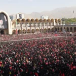 Mii de iranieni la funeraliile ayatollahului Ali Khamenei: Lacrimi, pumni în piept și apeluri la răzbunare (Video)